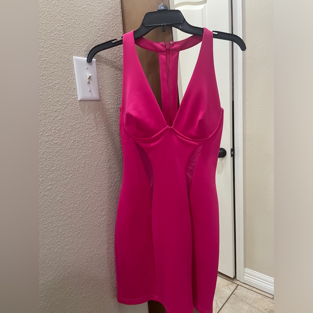 Beautiful statement dress. Stretchy/ comfortable material.. never been worn.